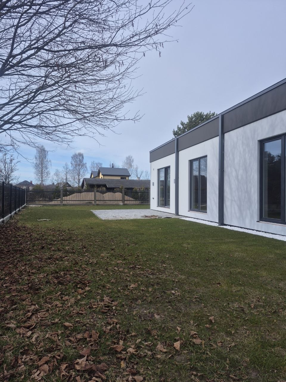 Mājas ārskats ar dārzu